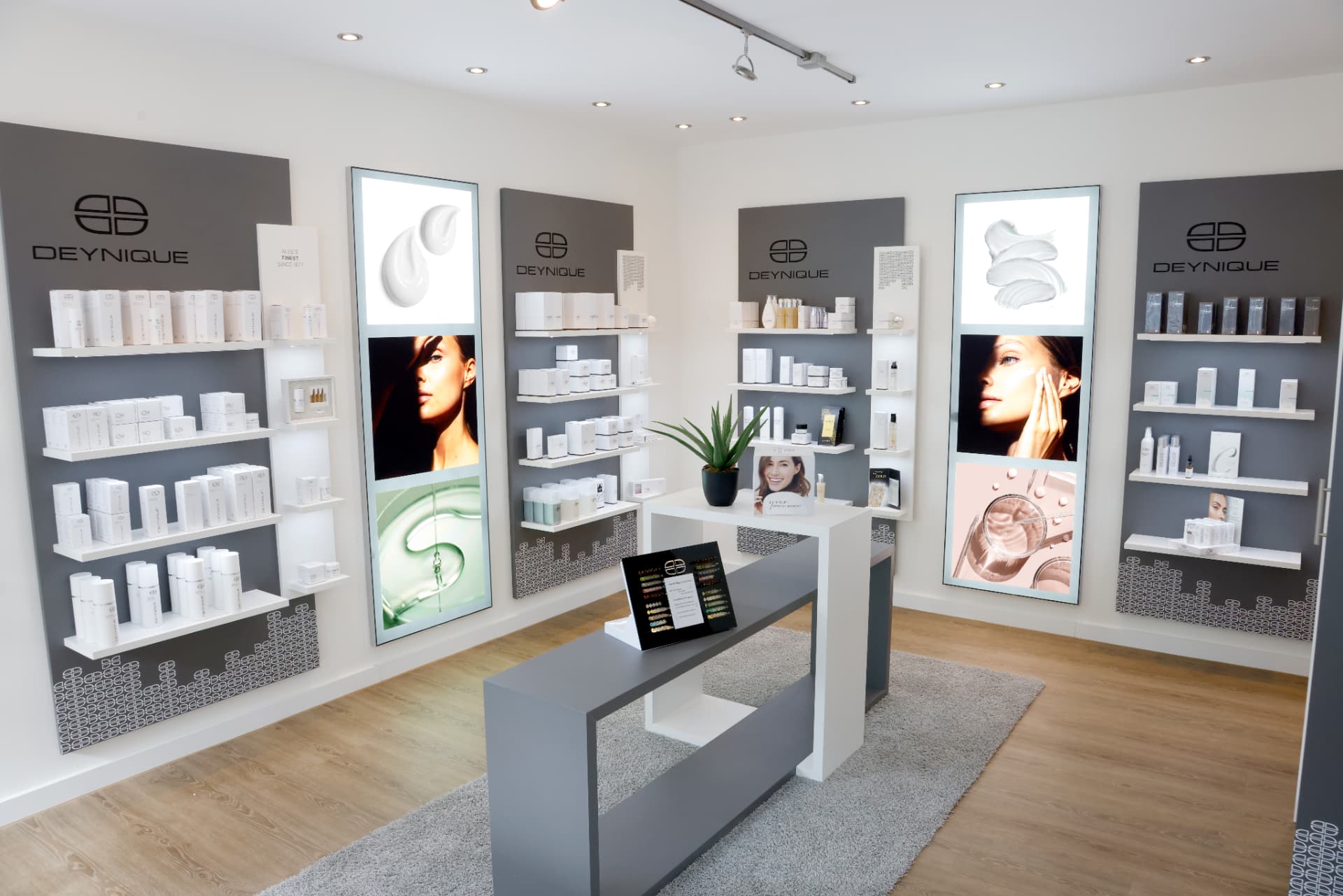 Das Institut World of Beauty Bader mit Deynique-Produktregalen und Beratungstresen